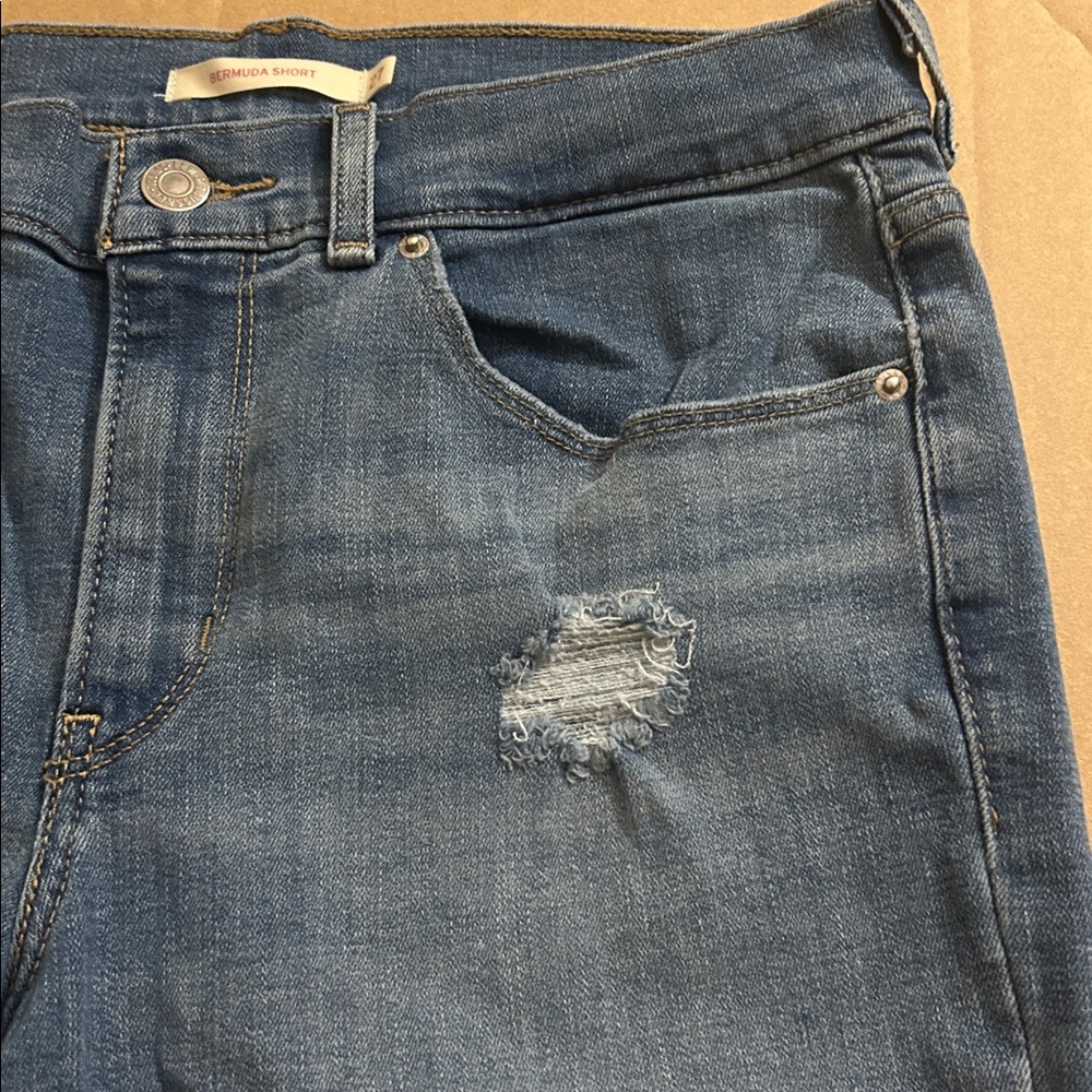 Levi’s Bermuda Shorts - Picture 6 of 14